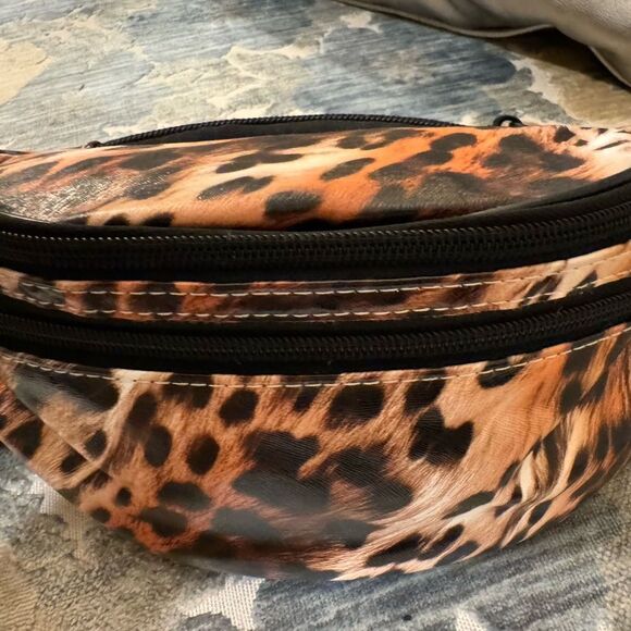Royal Deluxe  Animal Spotted Designed Fanny Pack 3 Pockets Leopard - Picture 1 of 4